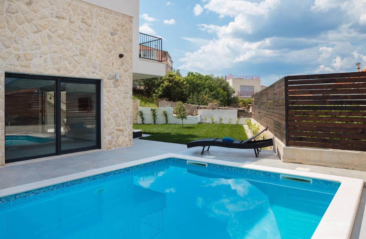 Villa Salt - 10 People, Heated Pool, Trogir, Near Beach & Split Airport Екстериор снимка