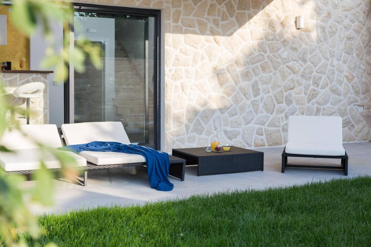 Villa Salt - 10 People, Heated Pool, Trogir, Near Beach & Split Airport Екстериор снимка